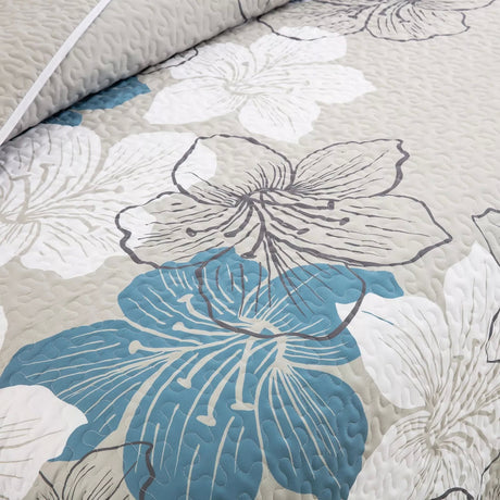 Intricate Quilted Coverlet and Pillowcases Set: Artistry in Every Stitch