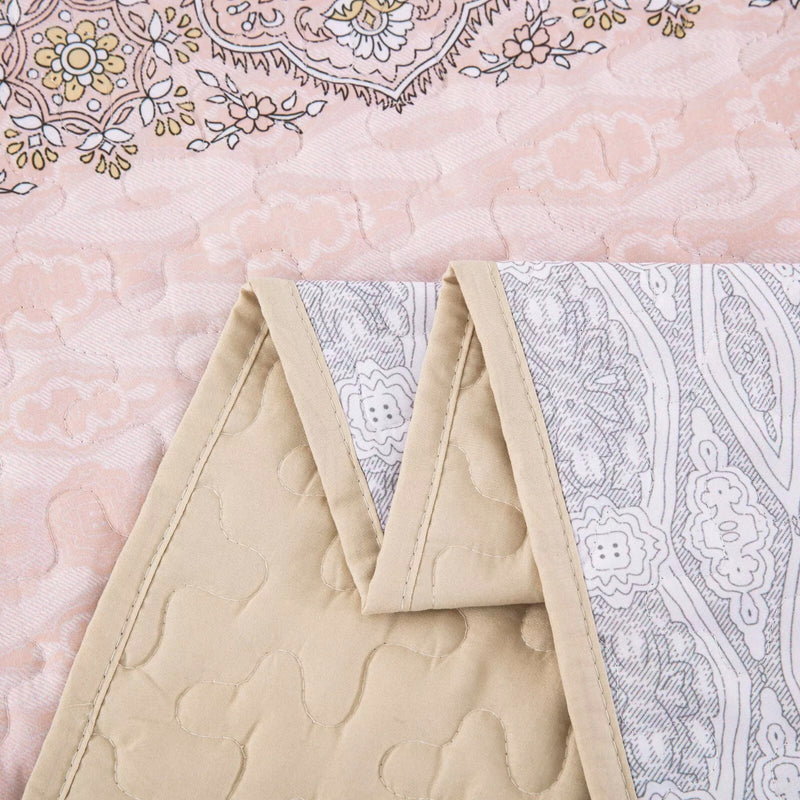 Crafted Quilted Bedspread and Pillowcases Set: A Testament to Skilled Craftsmanship