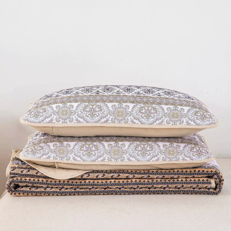 Crafted Quilted Bedspread and Pillowcases Set: A Testament to Skilled Craftsmanship