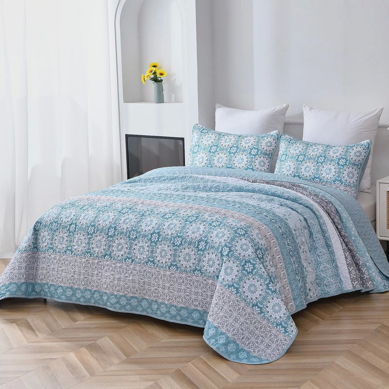 Peaceful Quilted coverlet and pillowcovers set: Relax and Unwind