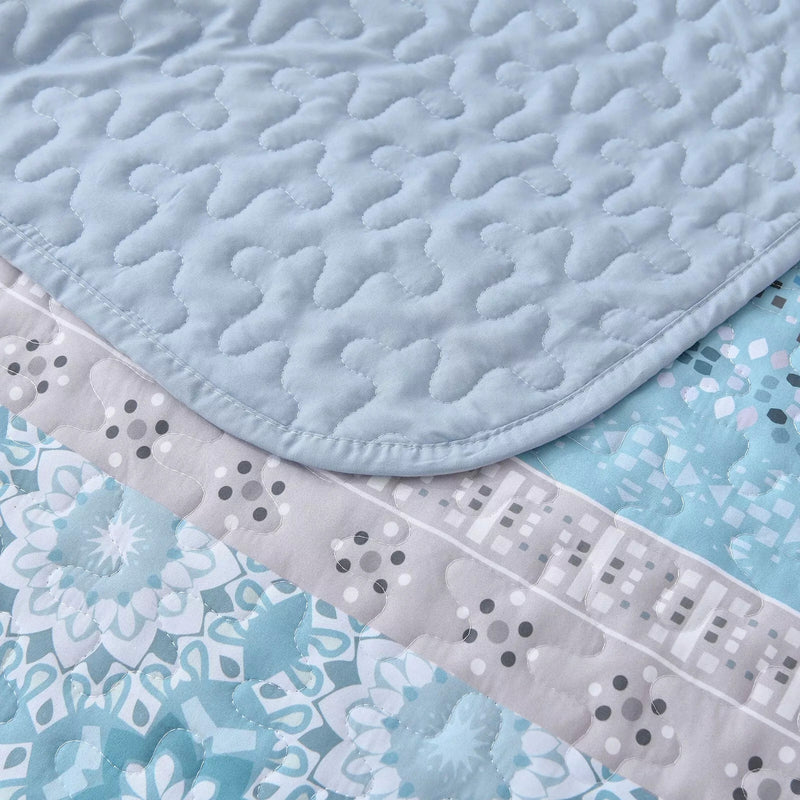 Peaceful Quilted coverlet and pillowcovers set: Relax and Unwind