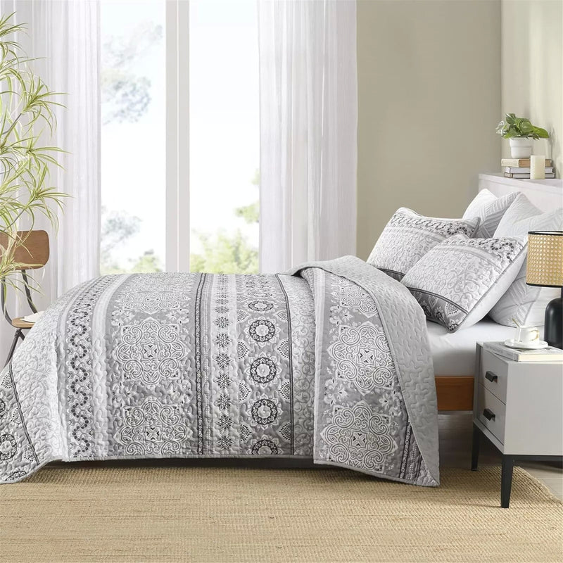 Striking Quilted coverlet and pillowcovers set: Make a Bold Impact