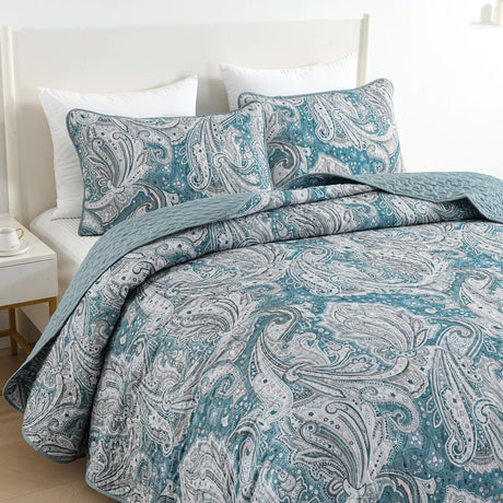 Vintage Quilted bedspread and pillowcovers set: Nostalgic Appeal