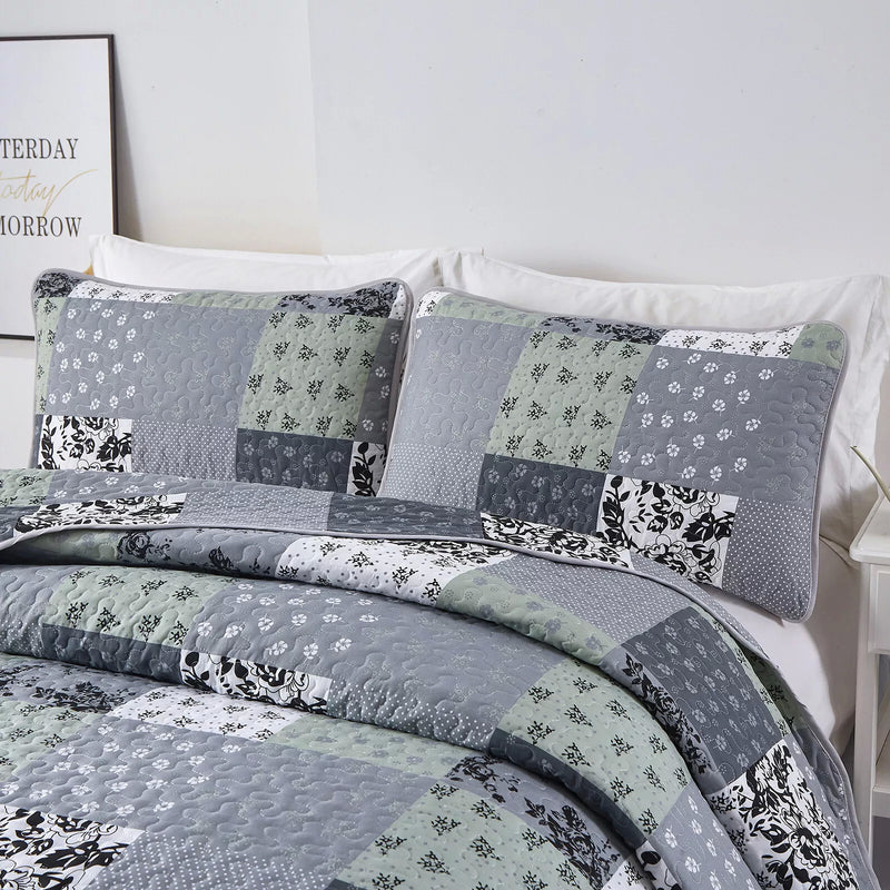 Vivacious Quilted bedspread and pillowcovers set: Full of Life and Energy