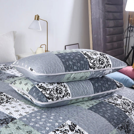 Vivacious Quilted bedspread and pillowcovers set: Full of Life and Energy