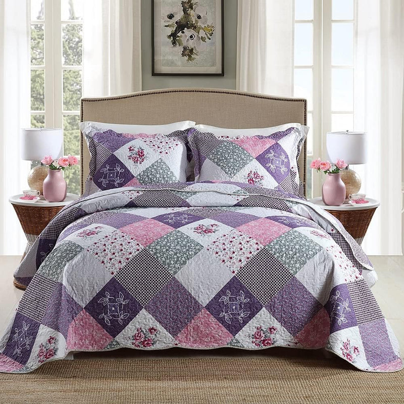 Quaint Quilted bedspread and pillowcovers set: Perfect for a Cozy Retreat