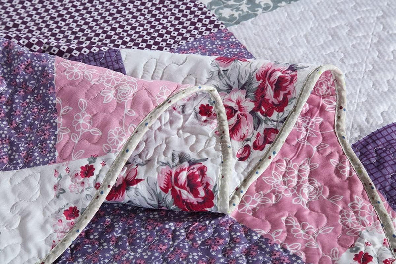 Quaint Quilted bedspread and pillowcovers set: Perfect for a Cozy Retreat