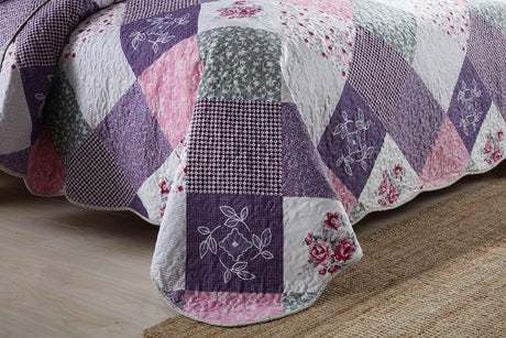 Quaint Quilted bedspread and pillowcovers set: Perfect for a Cozy Retreat