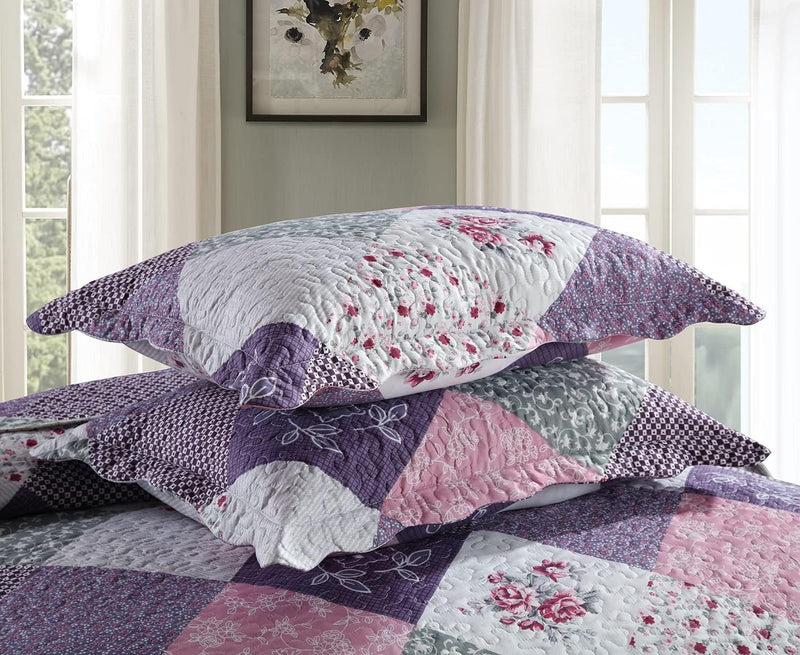 Quaint Quilted bedspread and pillowcovers set: Perfect for a Cozy Retreat