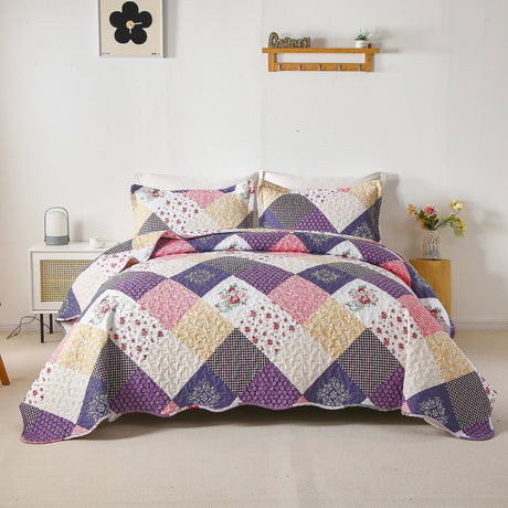 Intricate Quilted coverlet and pillowcovers set: Attention to Detail