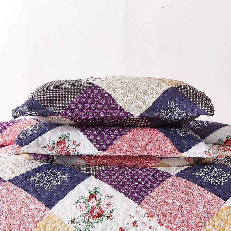 Intricate Quilted coverlet and pillowcovers set: Attention to Detail