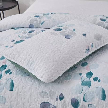 Refreshing Quilted bedspread and pillowcovers set: Cool and Inviting